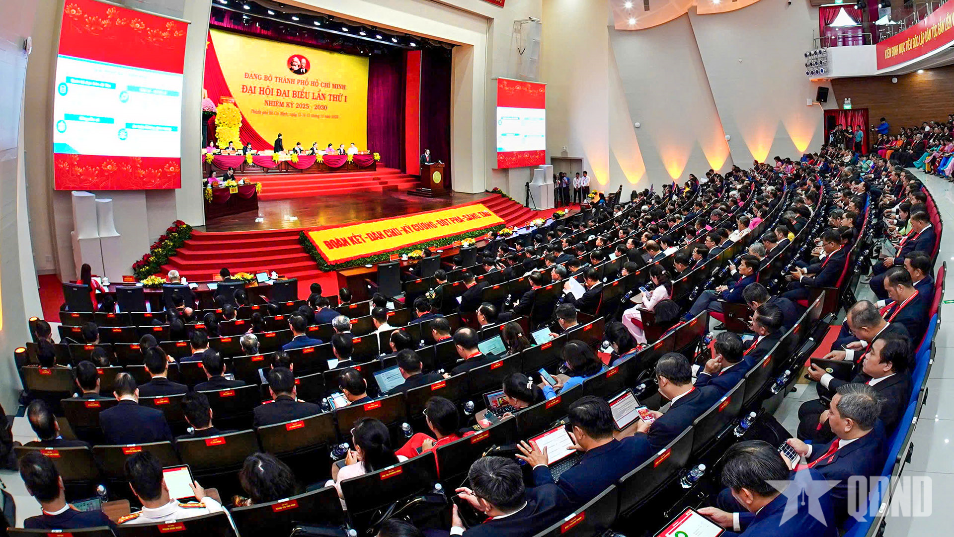 Xây dựng TP Hồ Chí Minh phát triển nhanh, bền vững, hội nhập và hiện đại, nghĩa tình